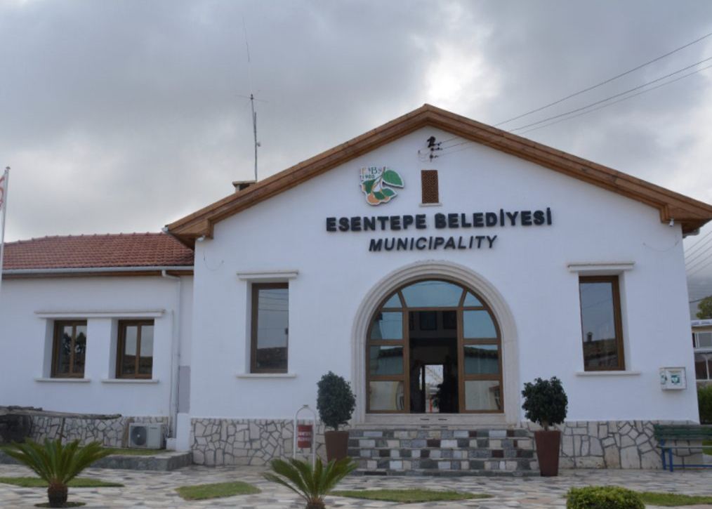 Esentepe’de eylem: “Belediyemizi kapattırmayız”