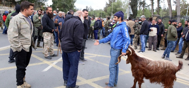 Güney Kıbrıs’ta hayvancılar Başkanlık önünde eylem yaptı