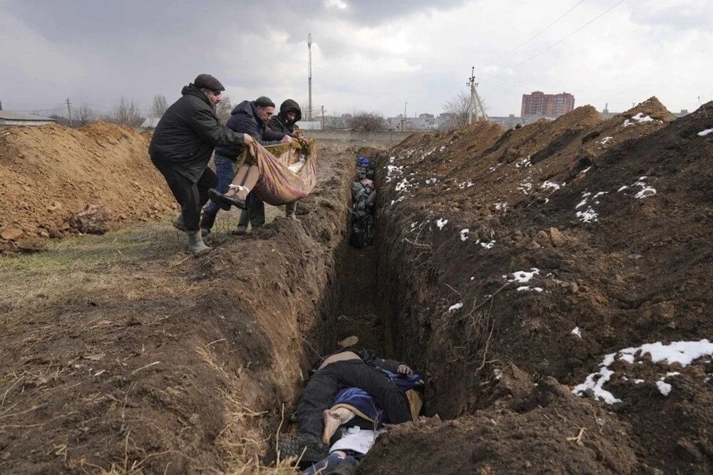 Rusya-Ukrayna Savaşı: Ölülerini gömemeyen halk toplu mezarlar kazıyor