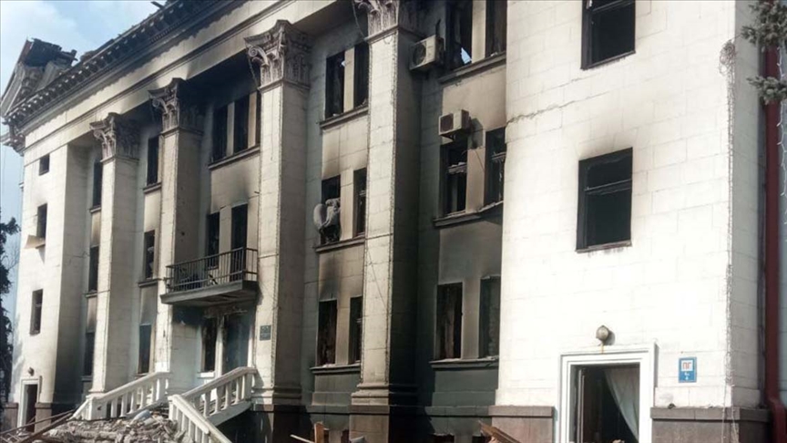 Ukrayna’da 400 kişinin sığındığı tiyatro binası bombalandı
