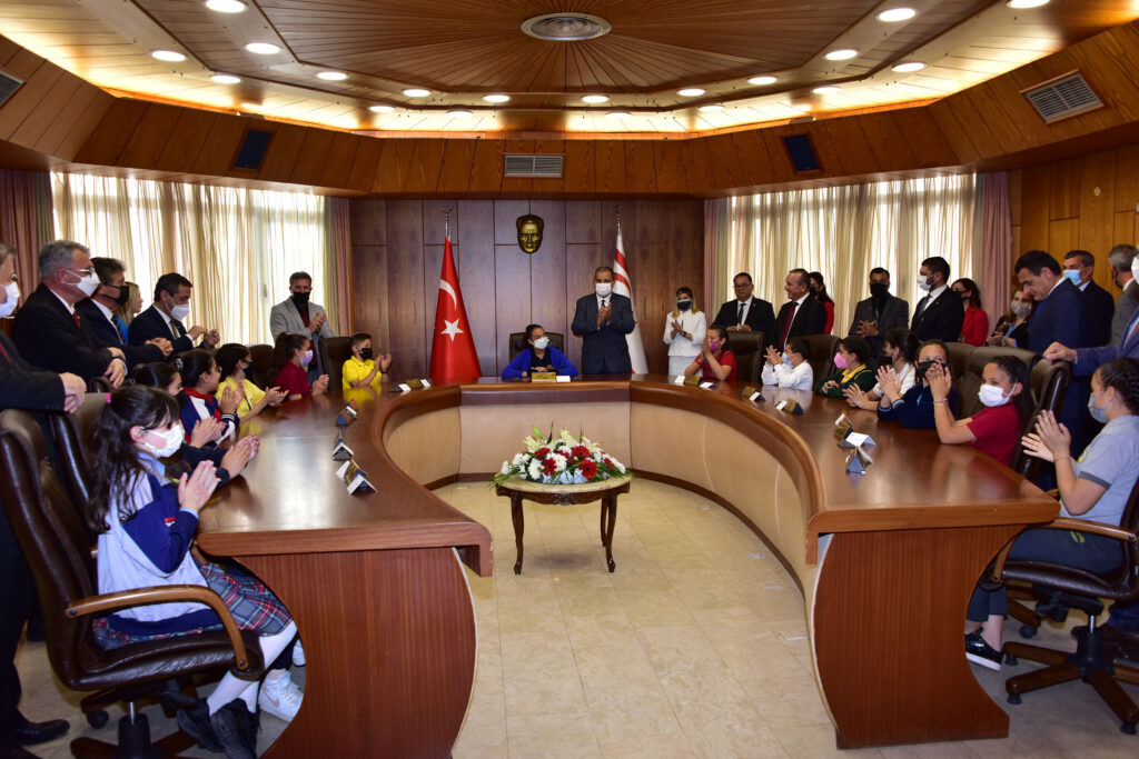 Bakanlar Kurulu’nda bakanlık koltuklarına oturan çocuklar ülke sorunlarını ele aldı