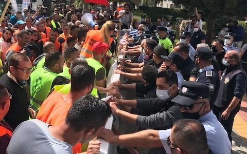 Belediye çalışanları Meclis kapısını tekmeledi, polis müdahale etti!