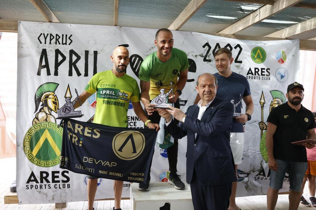 Cumhurbaşkanı Tatar Triatlon yarışlarının ödüllerini verdi