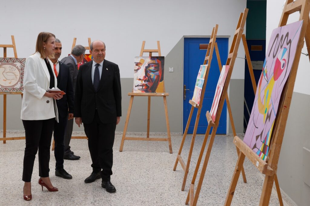 “Siyasi engellere rağmen Kıbrıs Türk kültürü ve sanatını dünyaya duyuran sanatçıları tebrik ederim”