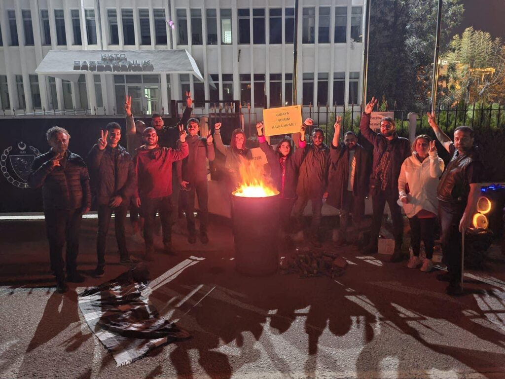 Gençler Başbakanlık önünde “Direniş Nöbeti” tutuyor