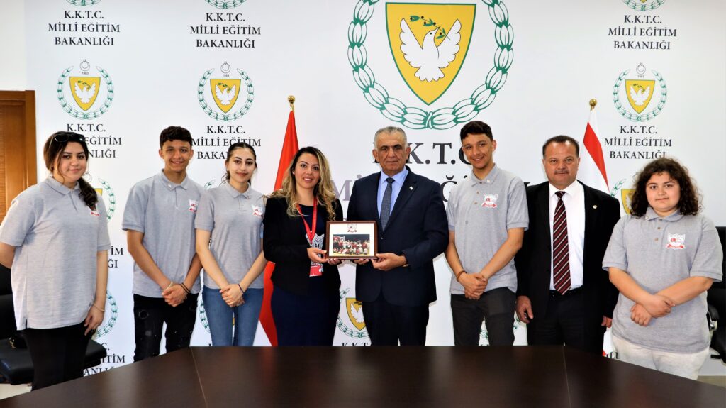 “Londra’da eğitim gören çocuklarımızın kendi kimliklerini özümseyerek büyümeleri bizler için çok önemli”