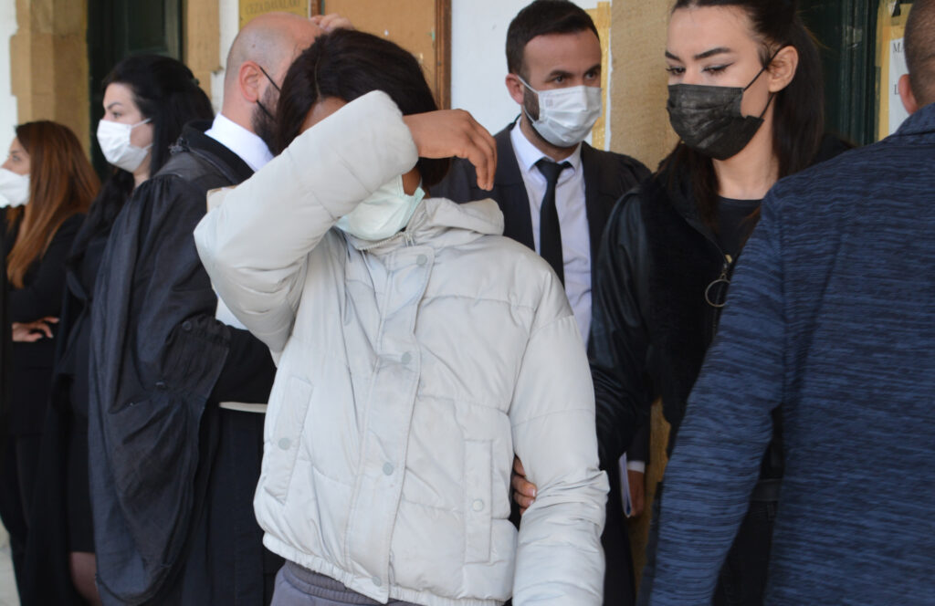 Genç kadını para karşılığı cinsel ilişkiye zorladılar