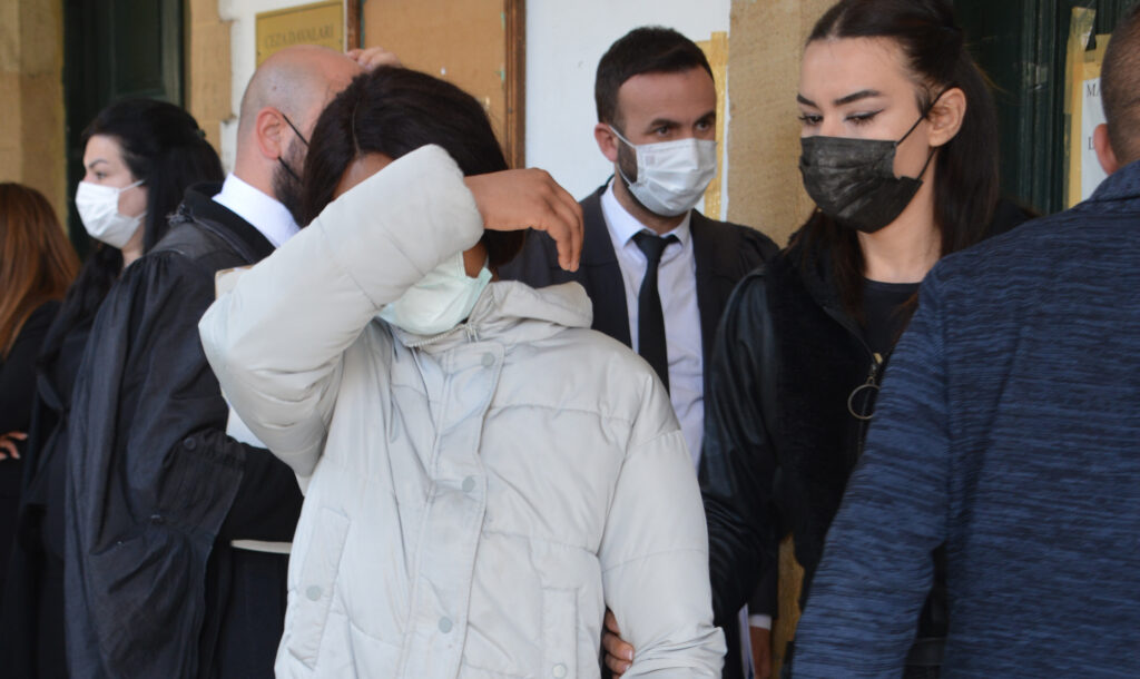 Para karşılığı cinsel ilişkiye zorlayan zanlılar tutuksuz yargılanacak