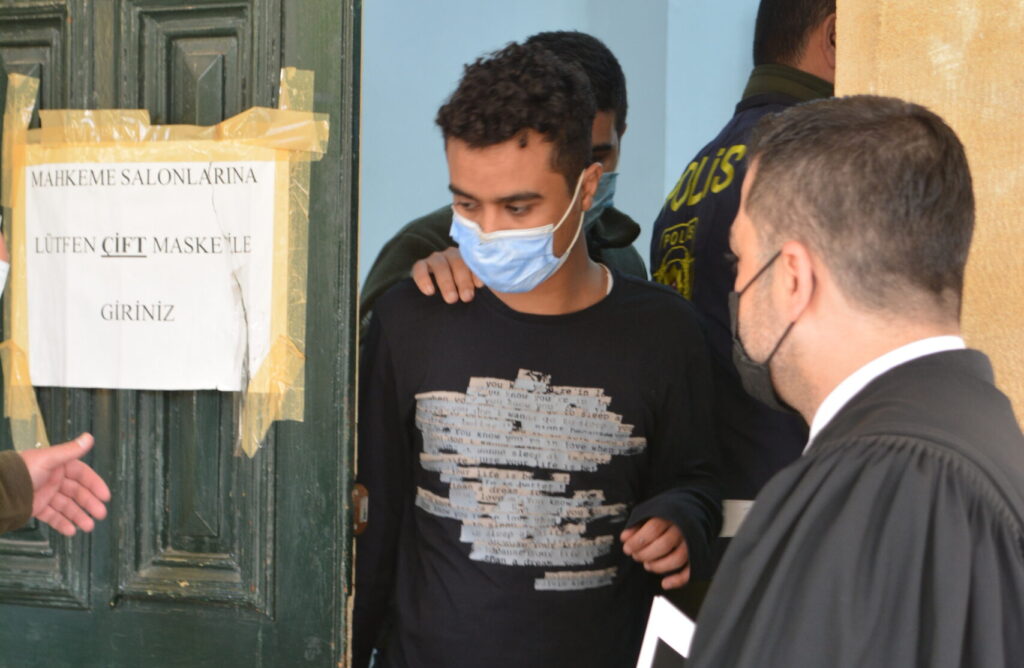 Ülkede kaçak yaşarken hırsızlık yaptı, cezaevine gönderildi