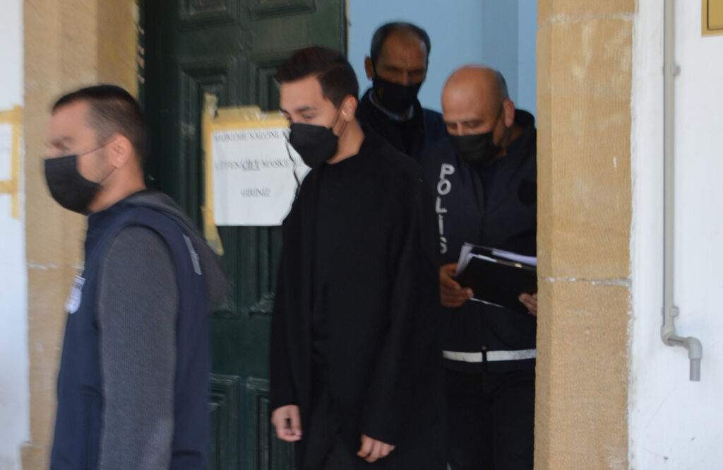 25 farklı banka hesabından 243 bin 200 TL parayı hesaplarına geçirdiler