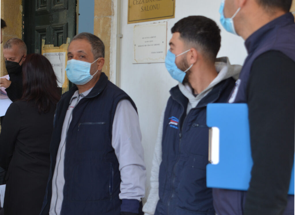 Çalıştıkları iş yerinden asma tavan çaldılar