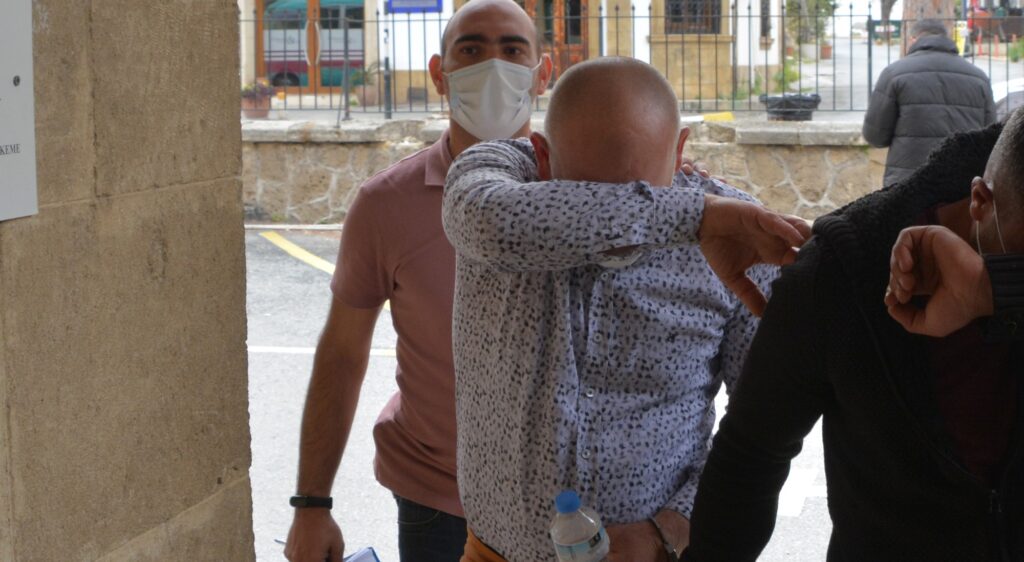 Casino içinde düşürülen cüzdanı aldı!