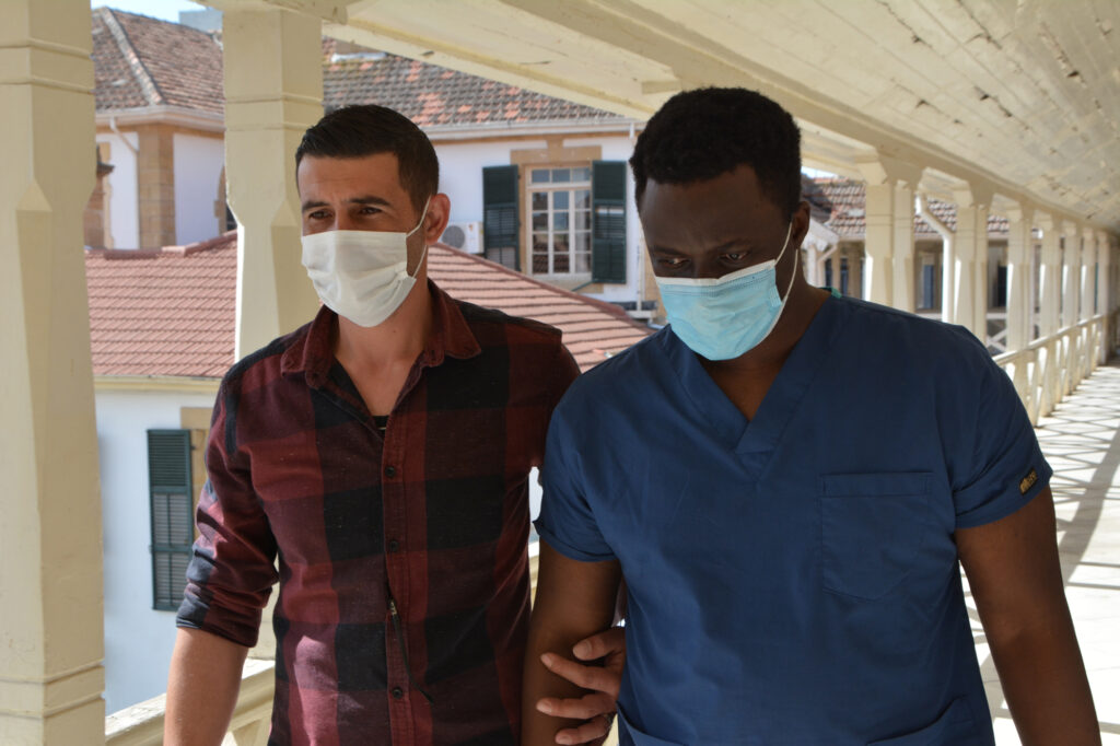 Oda arkadaşını bıçakladı!