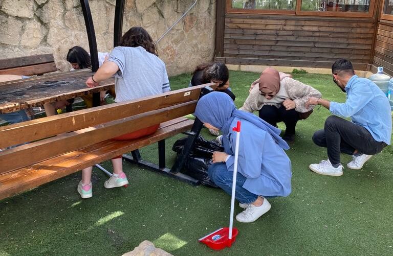 GAÜ öğrencileri Girne’de çocuk parklarında temizlik yaptı