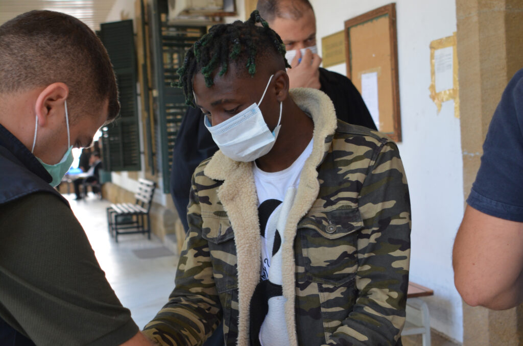 Yarı çıplak dolaşarak çevreye rahatsızlık verdi