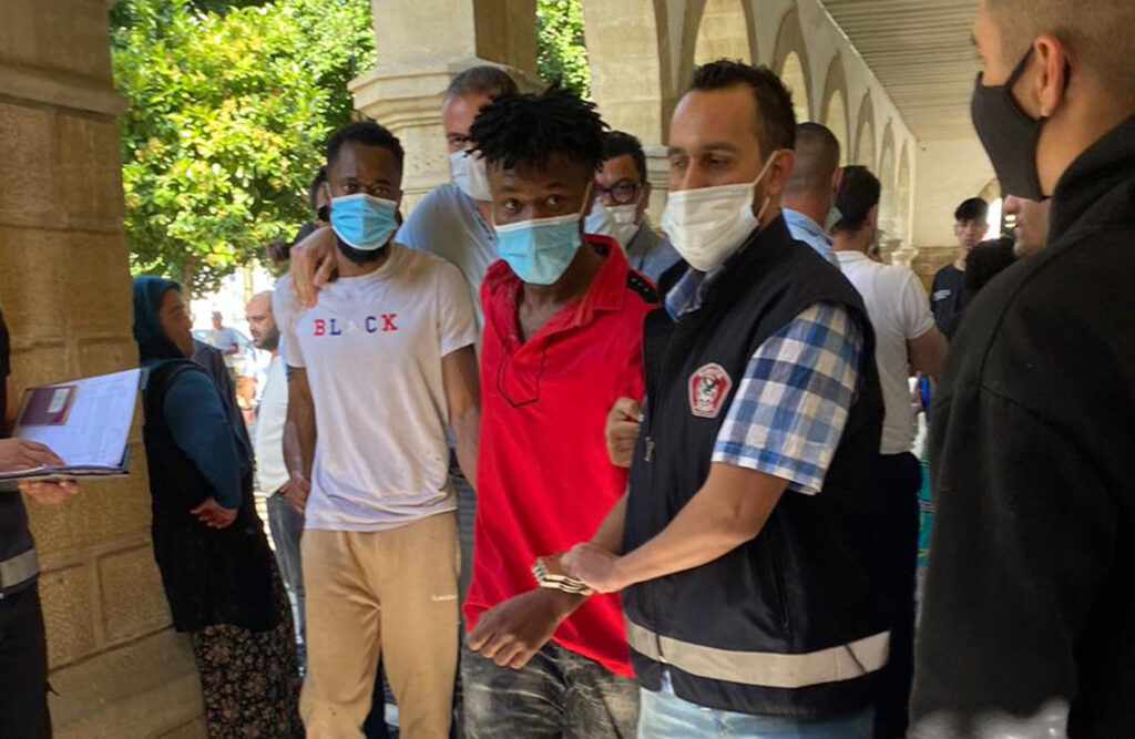 Güney Kıbrıs’tan getirdikleri uyuşturucuyu sattılar