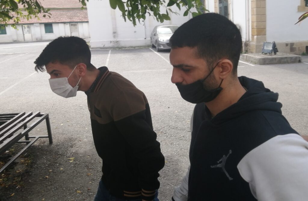 Sahte pasaportlarla Güney’e geçmek istediler