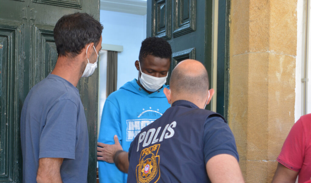 Taksi ücretini sahte dolarla ödedi!