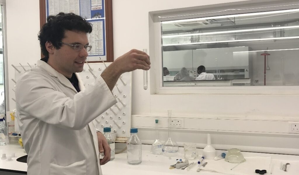 Kıbrıslı Türk genç eczacı Mustafa Pehlivan, “Flavosilin” adında yeni bir antibiyotik üretti