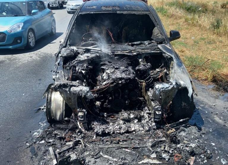 Girne’de seyir halindeki araç alev aldı