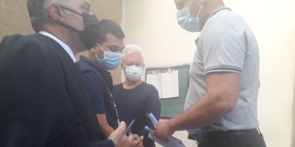 Çalışanının başına silah dayadı!