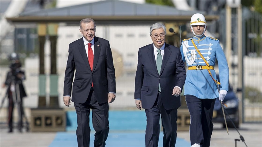 Cumhurbaşkanı Erdoğan, Kazakistan Cumhurbaşkanı Tokayev’i resmi törenle karşıladı