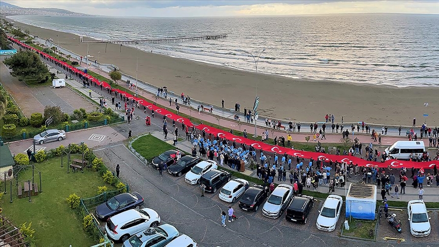 Samsun’da 1919 metrelik Türk bayrağıyla yürüyüş yapıldı