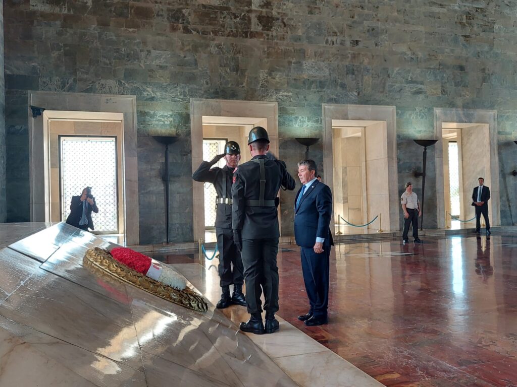 Başbakan Üstel Anıtkabir’i ziyaret etti