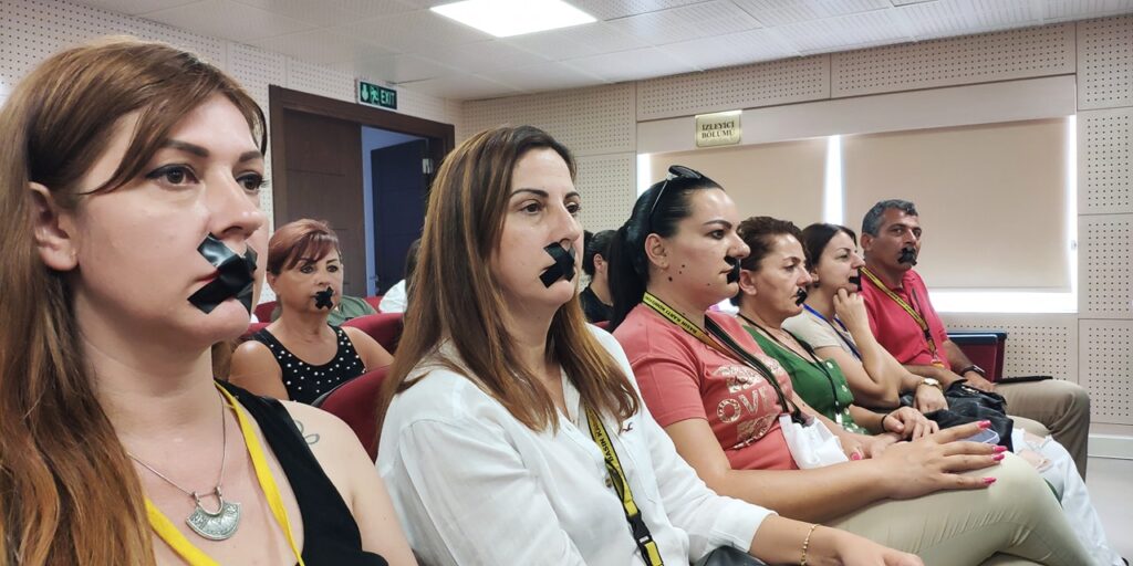 Gazeteciler ağzını bantlayıp Meclise girdi