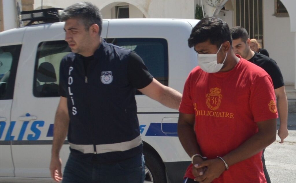 Eve girip para ve değerli eşya çaldı!