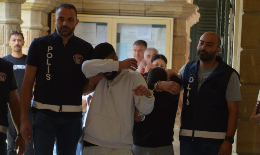 Molozların arasına sakladıkları uyuşturucu mahkemeye götürdü