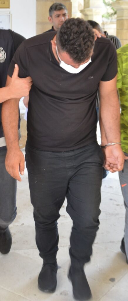 Şirketten inşaat malzemelerini çaldı