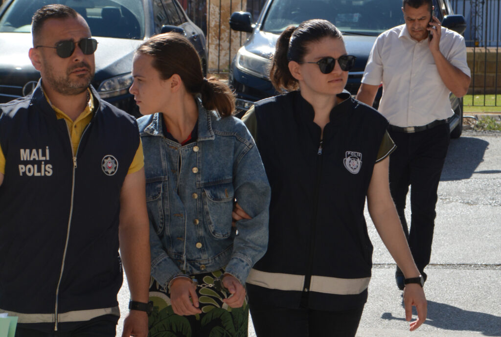 Adaya suç geliri olduğuna inanılan 500 bin Euro nakit para ile geldi
