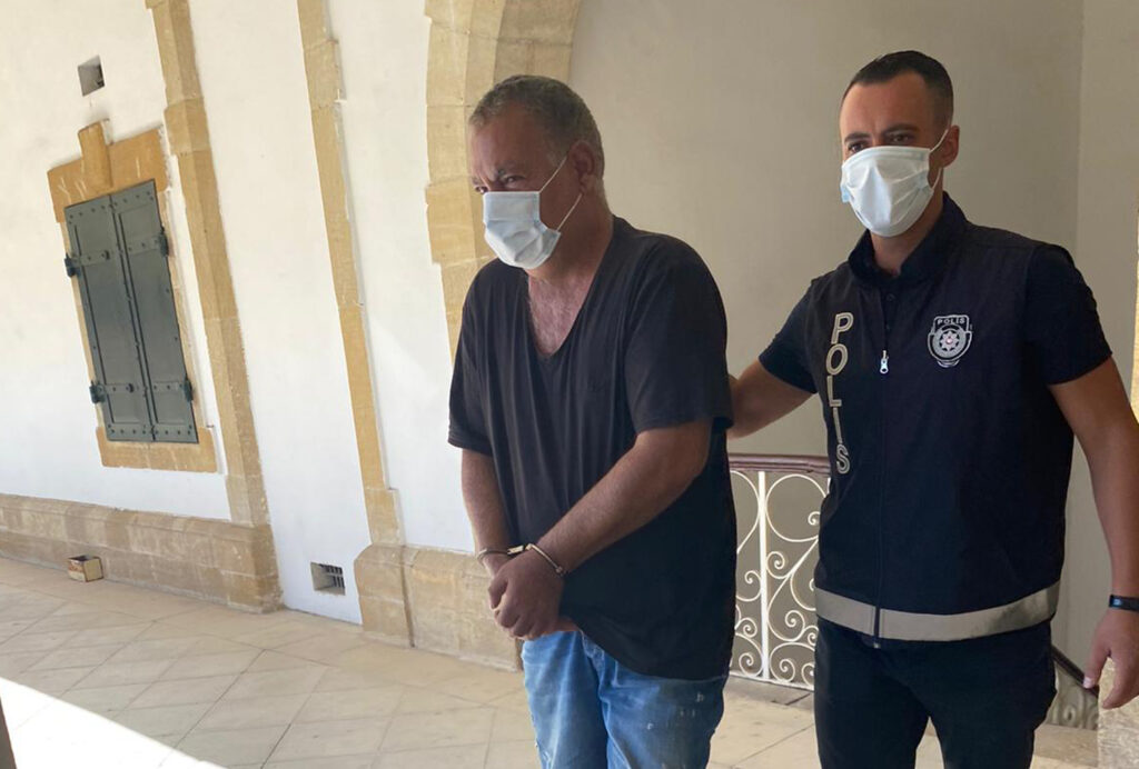 Gazete levhalarını çaldı