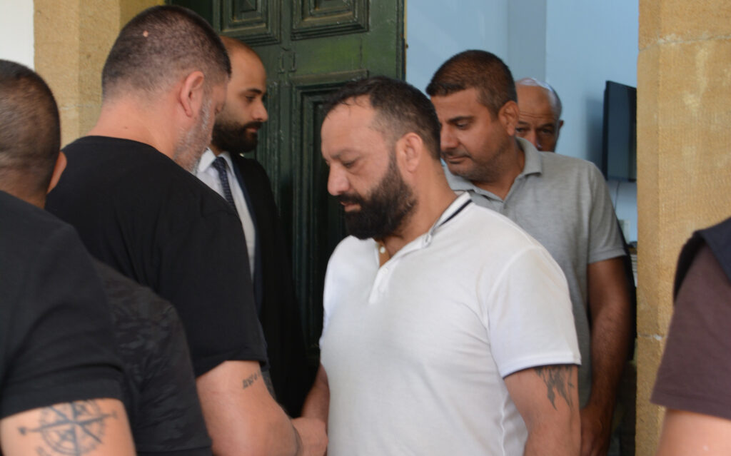 Araçlarında uyuşturucu ve silah bulundu