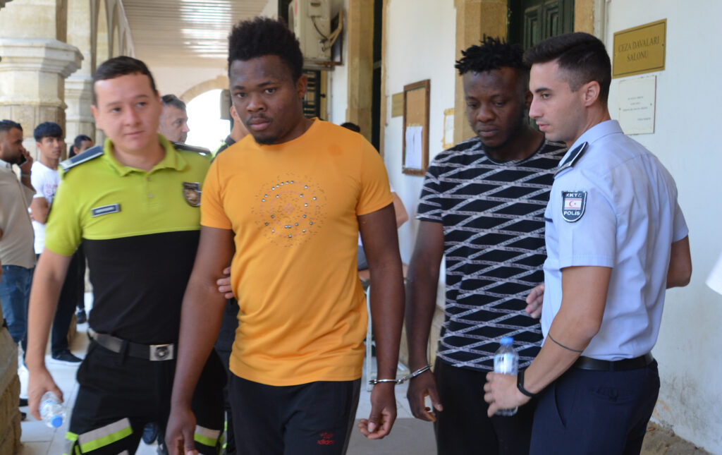 Arabalarına aldıkları kadını kaçırıp tecavüz ettiler!