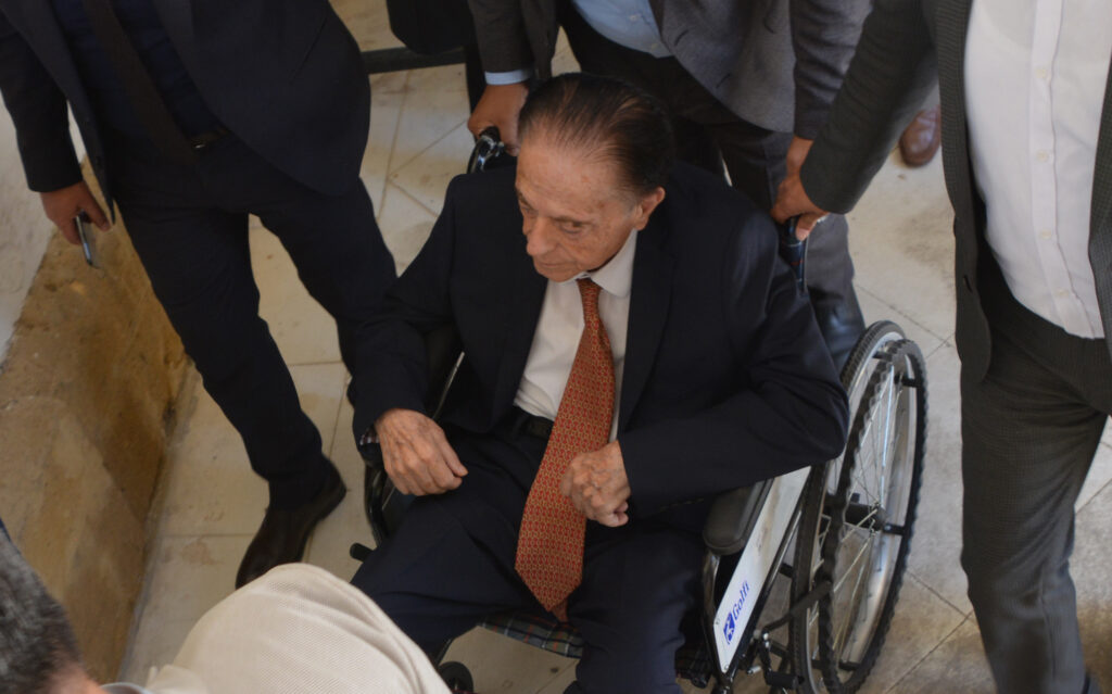 Universal Bankası hissedarları tutuksuz yargılanacak