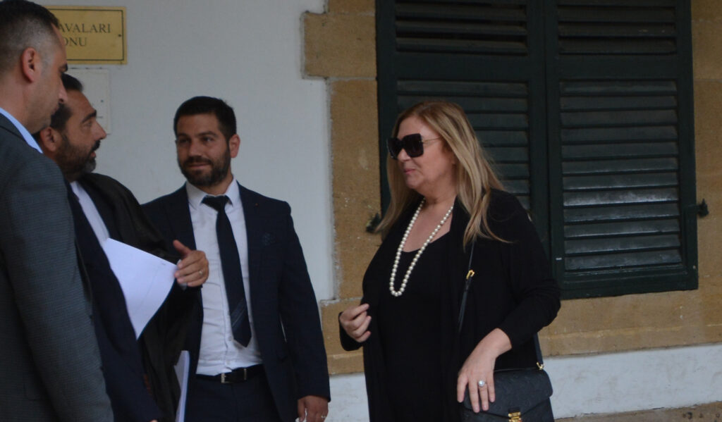 Universal Bankası hissedarlarına denetimli serbestlik