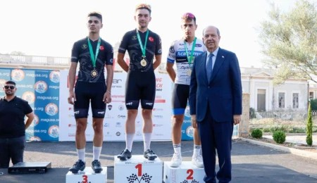 Cumhurbaşkanı Tatar, bisiklet yarışında başarılı olanlara ödüllerini takdim etti