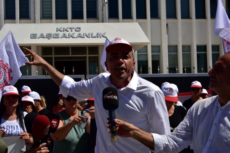 Kamu-İş, Başbakanlık önünde eylem yaptı