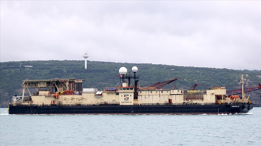 Karadeniz gazını karaya taşıyacak borular denize iniyor