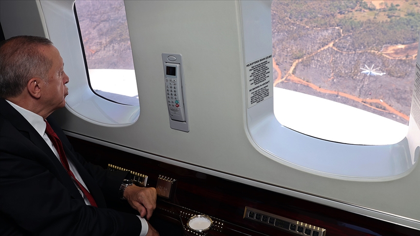 Cumhurbaşkanı Erdoğan, Marmaris’teki orman yangınını havadan inceledi