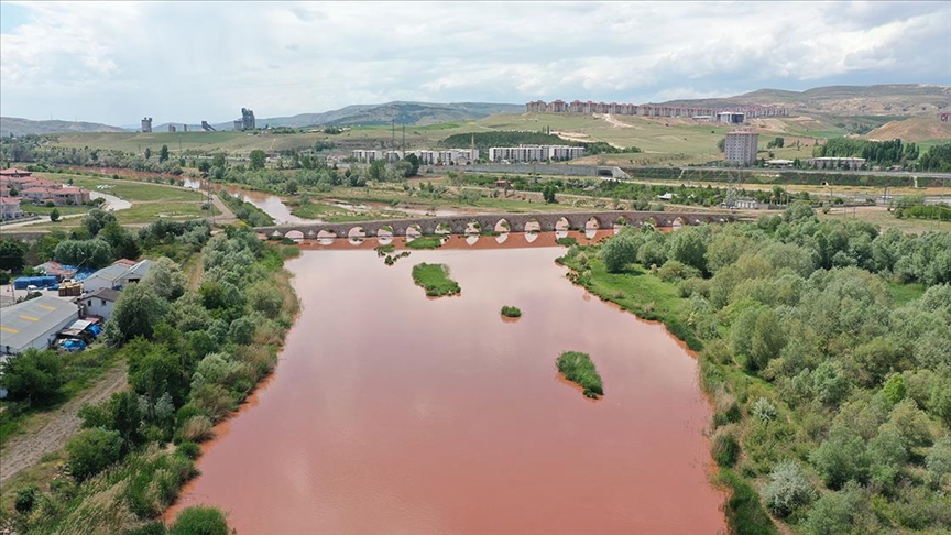 Türkiye’nin en uzun nehri Kızılırmak kızıla büründü