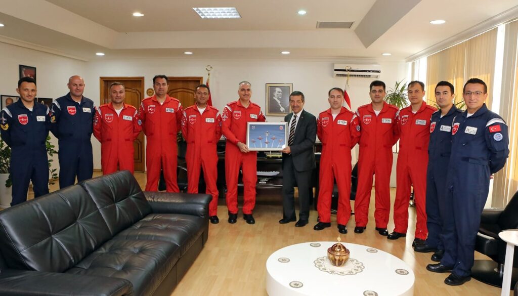 Bakan Ertuğruloğlu Türk Yıldızlarını kabul etti