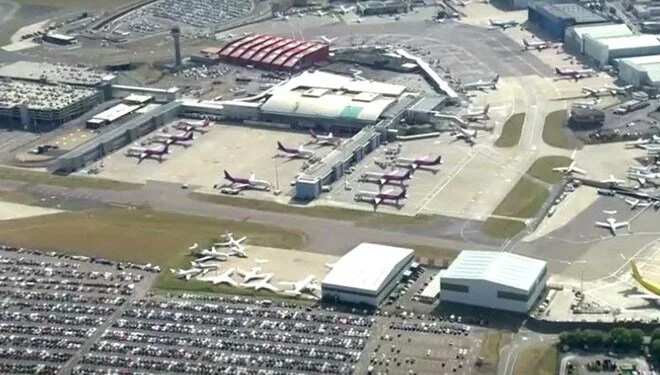 İngiltere’de aşırı sıcaklar pisti eritti, uçuşlar askıya alındı