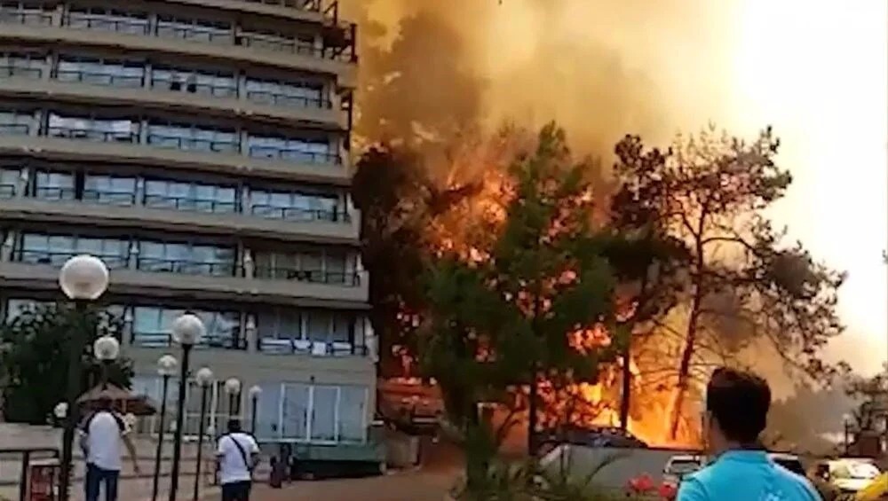Marmaris’te orman yangını, alevler otele sıçradı