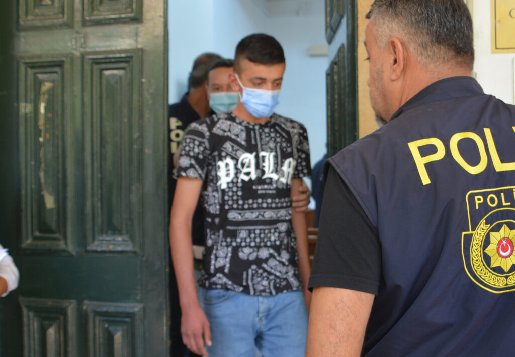 Hırsız ülkeye tır dorsesi arkasında kaçak geldi