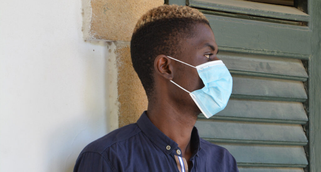 Açık pencereden girip cep telefonu çaldı