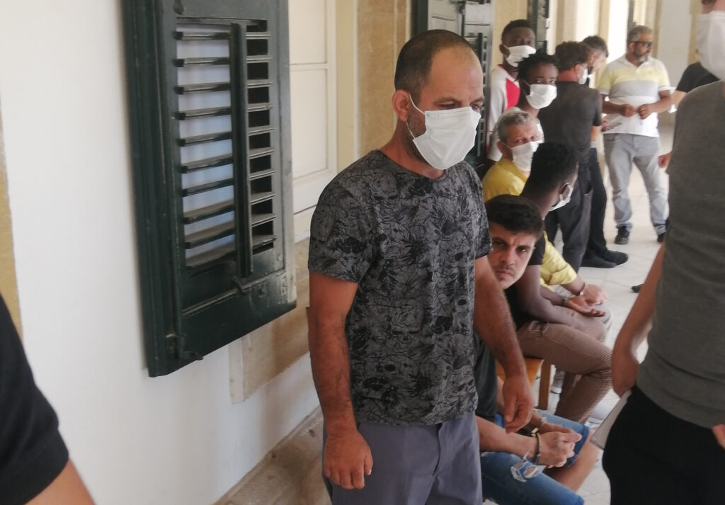Alkollü şahıs aracında av tüfeği ile kayınpederinin evine gitti