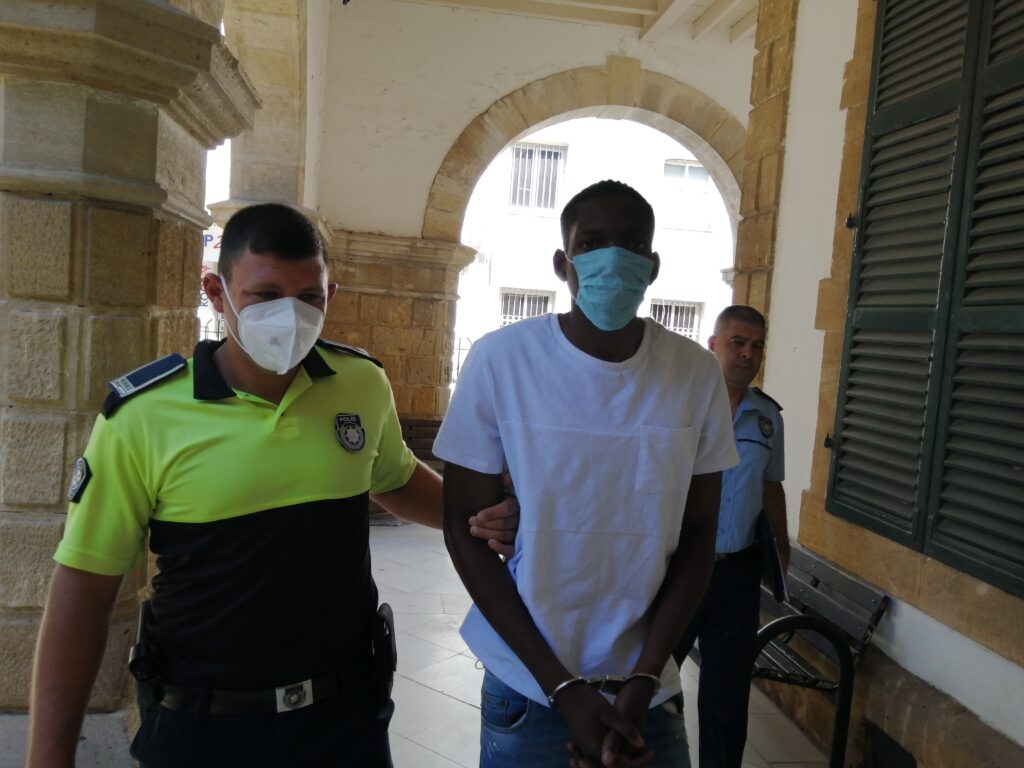 Sahte vizeyle İstanbul’a gitti, geri gönderildi